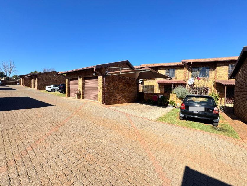 3 Bedroom Townhouse for Sale in Klopperpark